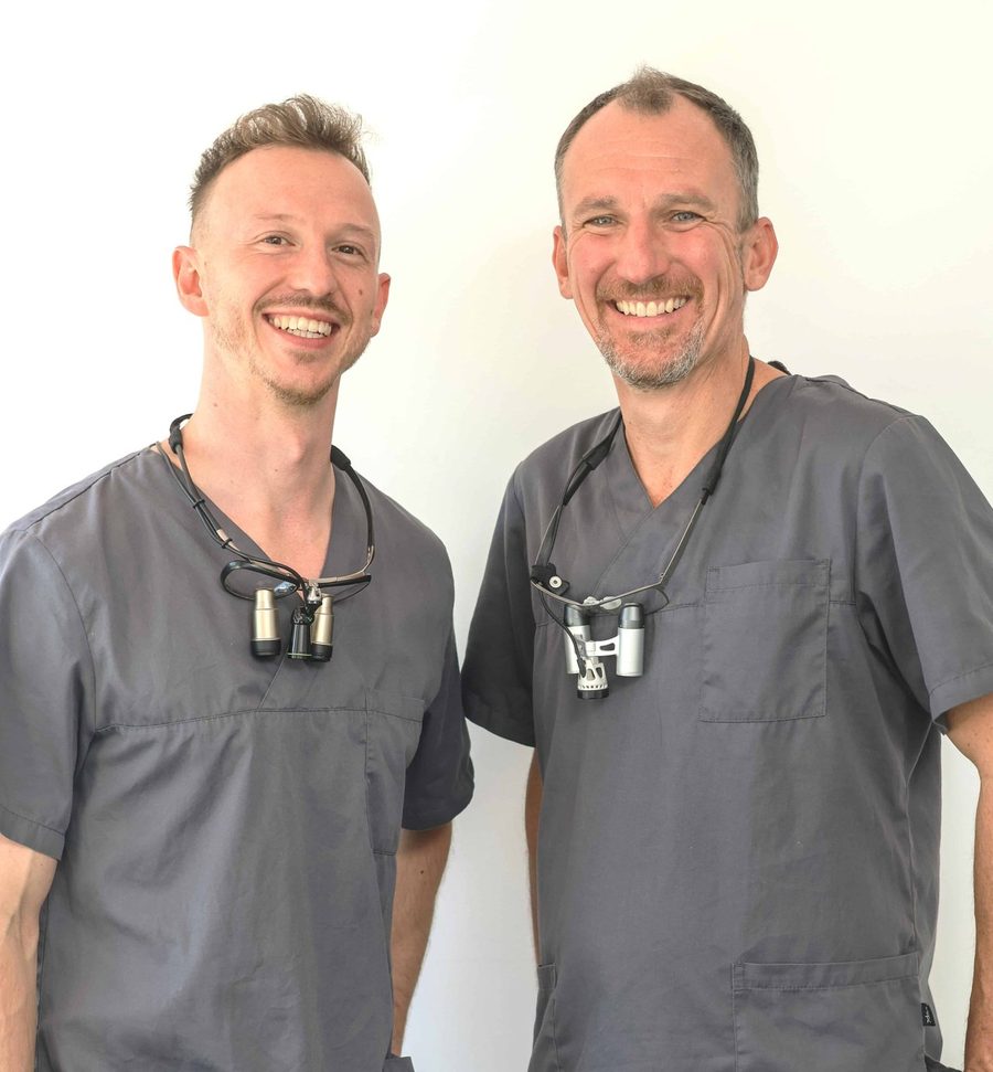 Dr. Roland Horn mit seinem Kollegen in der Praxis